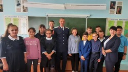 Атаман Прохоровского казачьего общества ЦКВ Алексей Саввин встретился с гимназистами