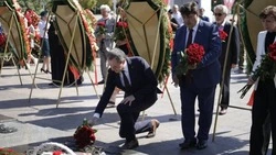 Вячеслав Гладков возложил цветы к Вечному огню и к подножию стелы «Город воинской славы»