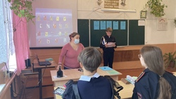 Прелестненские библиотекари познакомили школьников с историей флага Белгородской области