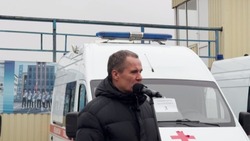 Вячеслав Гладков вручил ключи от новых машин скорой помощи медицинским подразделениям