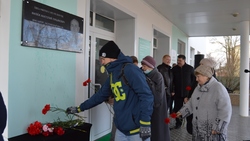 Доска памяти в честь Анатолия Филюка появилась на входе в прохоровскую поликлинику