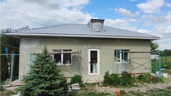 Строители завершают утепление фасада фельдшерско-акушерского пункта в селе Кривошеевка