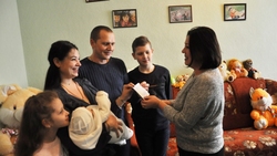 Прохоровцы получили подтверждающее статус многодетной семьи удостоверение