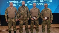 Губернатор Вячеслав Гладков вручил региональные и ведомственные награды бойцам самообороны