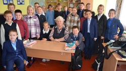 Учитель Прохоровской гимназии встретила профессиональный праздник в окружении букетов цветов