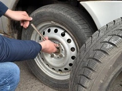 Сотрудники Роспотребнадзора напомнили прохоровцам о смене шин на зимний период