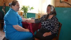 Прохоровские соцработники призвали жителей организовывать приёмные семьи для пожилых