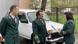 Директор Прохоровского лесничества Сергей Бабынин получил ключи от нового автомобиля