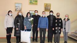 Сотрудники администрации поздравили с Днём матери прохоровских жительниц