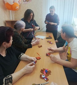 Специалисты МБУ «КЦСОН Прохоровского района» провели мастер-класс «Георгиевская лента». 