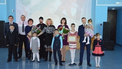 Многодетные семьи приняли участие в открытии стелы «Материнская слава»