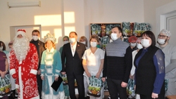 Депутаты областной думы поздравили прохоровских медиков с наступающим Новым годом
