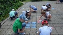 Конкурс детских рисунков на асфальте прошёл в Центре молодёжных инициатив «МИР»