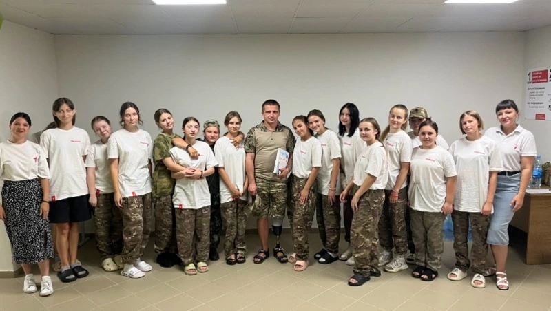 Участницы военно-патриотического лагеря встретились с участником СВО 
