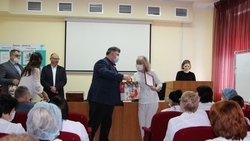 Сергей Канищев поздравил с наступающими праздниками прохоровских медицинских работников
