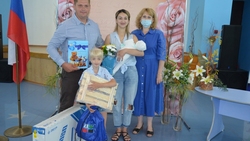 Семья Ряжских из Прохоровки получила в подарок телевизор в рамках акции «Первенец месяца»