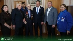 Ветеран Великой Отечественной войны Павел Сидоренко принял поздравления от сотрудников администрации