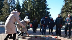 Прохоровцы возложили цветы к братской могиле у Вечного огня в честь 23 февраля