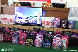 Валерий Скруг вручил прохоровским школьникам портфели с канцелярскими принадлежностями 