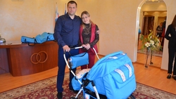 Сотрудник ЗАГСа вручили двухместную коляску родителям близнецов