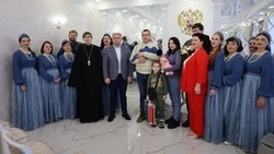 Глава Прохоровского мунокруга Антон Кулев вручил двухместную коляску родителям двойни