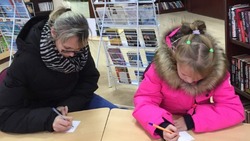 Читатели библиотеки Николая Рыжкова на Прохоровском поле подписали открытки солдатам
