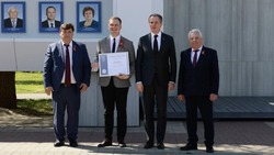 Вячеслав Гладков передал памятные свидетельства на открытии обновлённой Аллеи Трудовой Славы
