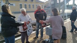 Прохоровские волонтёры раздали подарки бабушкам и дедушкам в день пожилого человека