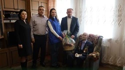 Ветеран Великой Отечественной войны Павел Сидоренко принял поздравления от сотрудников администрации