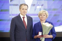 Губернатор Белгородской области вручил региональную награду жительнице Прохоровского района