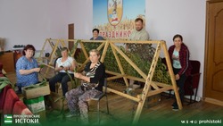 Кривошеевские волонтёры сплели для участников СВО 15 маскировочных сетей за шесть недель