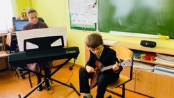 Сотрудники ДШИ провели концерт «Музыкальное бюро» в Прохоровской гимназии