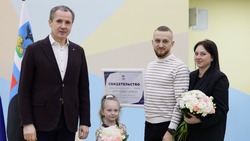 Вячеслав Гладков передал сертификаты на приобретение или строительство жилья ещё 23 молодым семьям