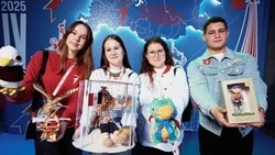 Белгородцы представили куклу-добровольца Наташу на IV съезде «Движения первых» 