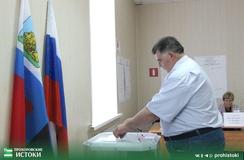 Глава прохоровской районной администрации Сергей Канищев проголосовал на выборах в первый день