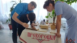 Прохоровский народный мастер организовал выставку своих работ для жителей посёлка