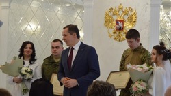 Вячеслав Гладков поздравил две пары с бракосочетанием в День Прохоровского района