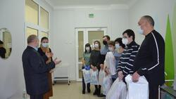 Елена Бондаренко порадовала детей прохоровских медиков подарками от партии «Единая Россия»