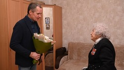 Вячеслав Гладков вручил памятную медаль участнице Прохоровского танкового сражения 