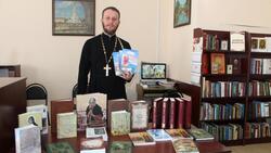 Прохоровский благочинный отец Александр передал от епархии книги библиотеке