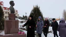 Почитатели таланта Пушкина принесли к его бюсту в Прохоровке цветы в годовщину смерти