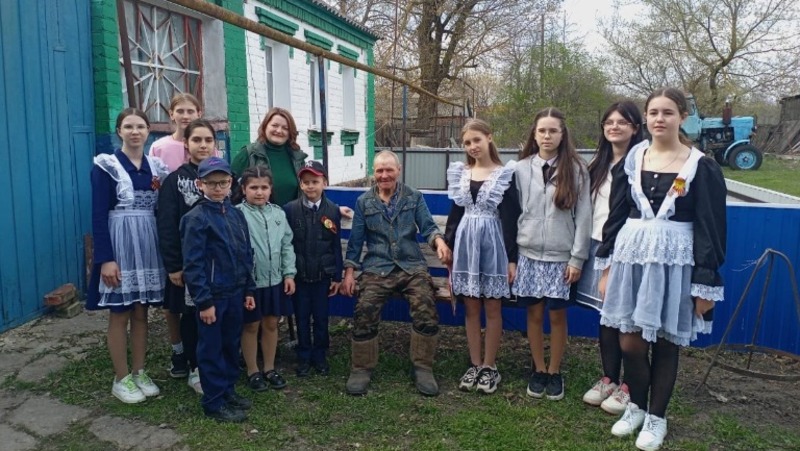 Участники «Движения Первых» начали вручать поздравительные открытки ветеранам и труженикам тыла