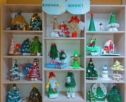 Выставка творческих работ «Ёлочка, живи!» открылась в Прохоровском ДЮЦ 