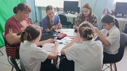 Мастер-класс по изготовлению броши из георгиевской ленты прошёл в Призначенской библиотеке