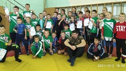 Юные прохоровские борцы вернулись с областных соревнований с наградами