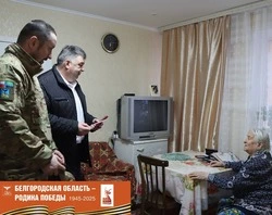 Глава муниципалитета Сергей Канищев и боец СВО Максим Донец вручили ветеранам юбилейные медали