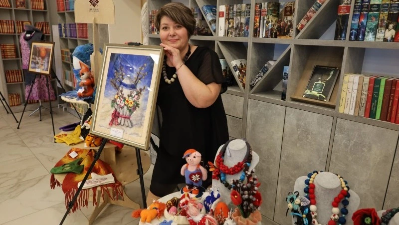 Выставка работ мастера Прохоровского дома ремёсел открылась в центральной библиотеке 